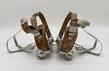 Load image into Gallery viewer, Campagnolo Chorus pedals with Campagnolo cage and straps
